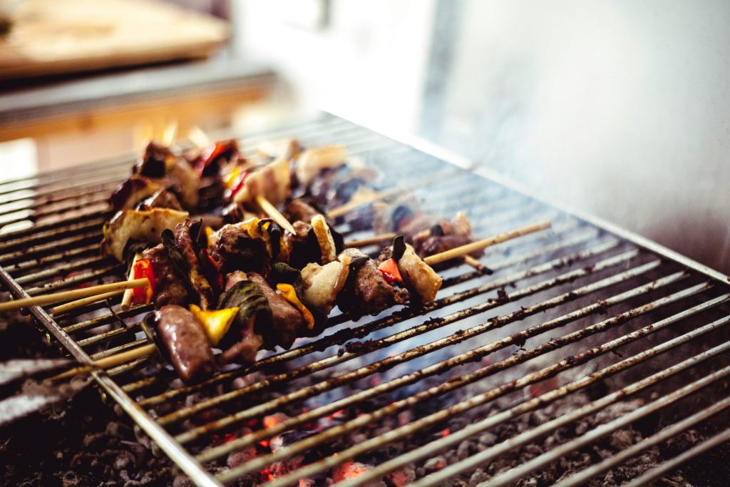 Denne typen tannkrem renser grillristen din bedre enn kjemisk spray