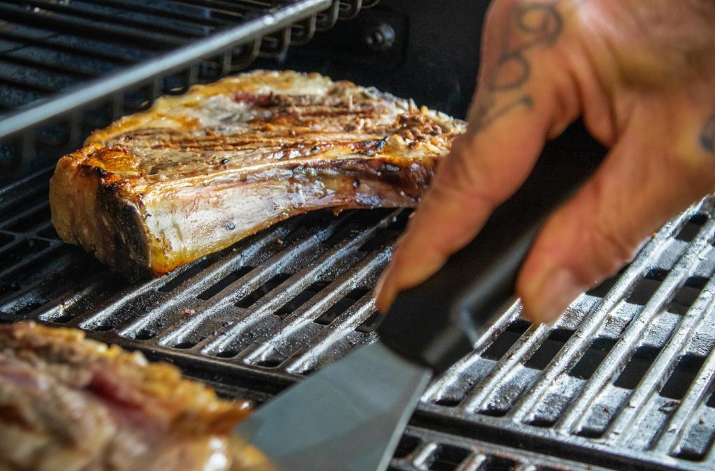 Er det bedre å smøre kjøttet enn risten? Grillmyten mange fortsatt tror på
